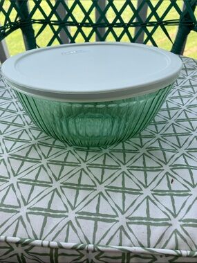 Pyrex Green Ribbed Glass Bowl with Lid, 2 Quarts